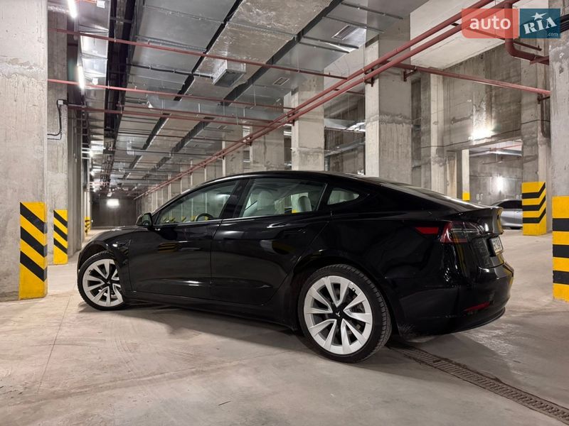 Седан Tesla Model 3 2023 в Львове