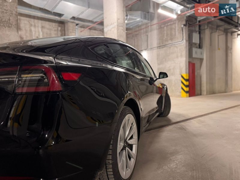 Седан Tesla Model 3 2023 в Львове