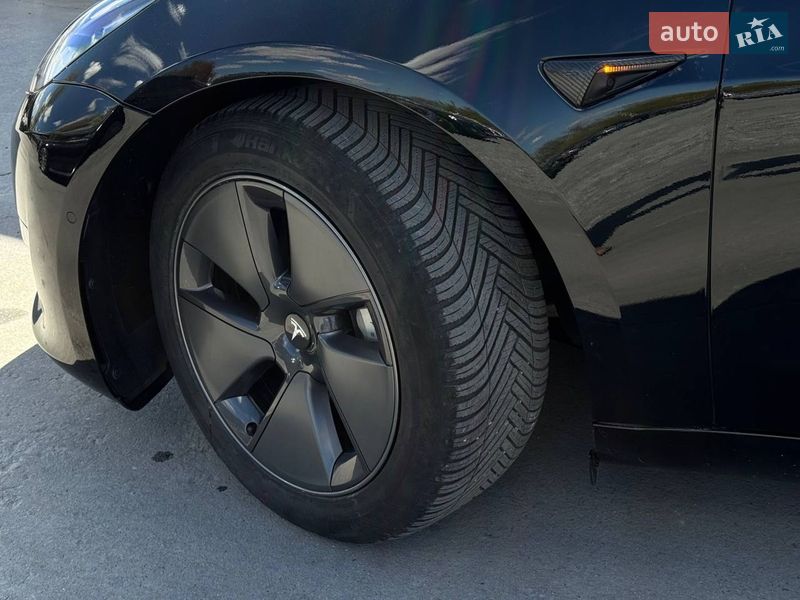 Седан Tesla Model 3 2022 в Ровно