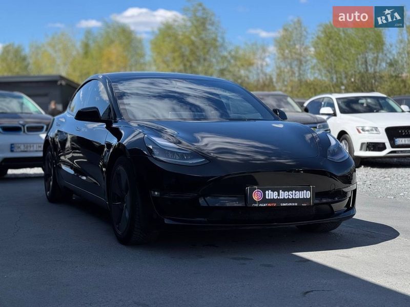 Седан Tesla Model 3 2022 в Ровно