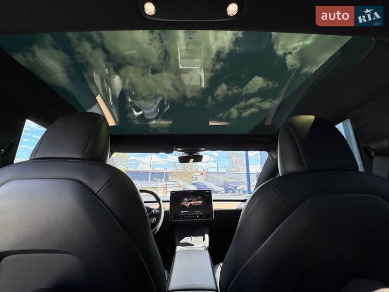 Седан Tesla Model 3 2022 в Ровно