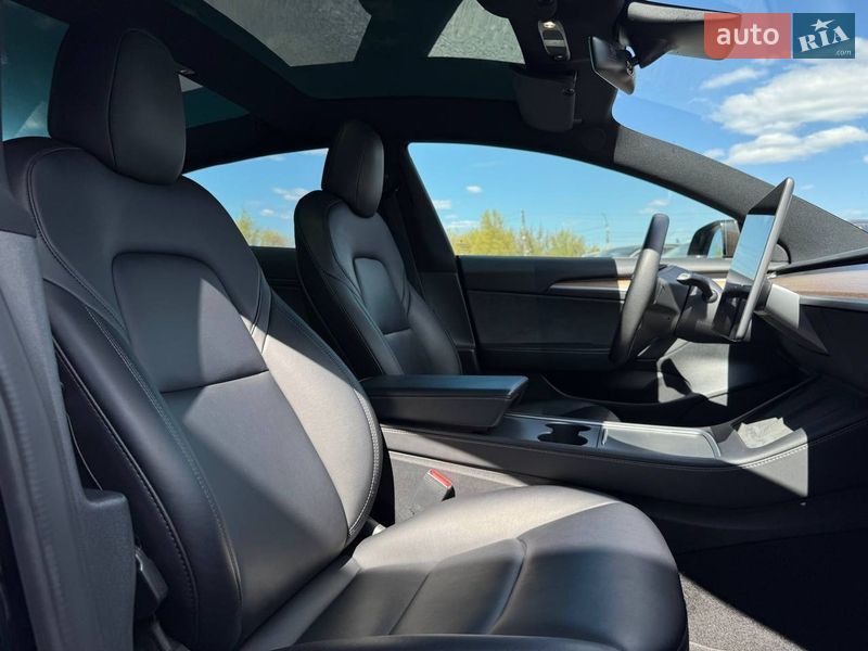 Седан Tesla Model 3 2022 в Ровно