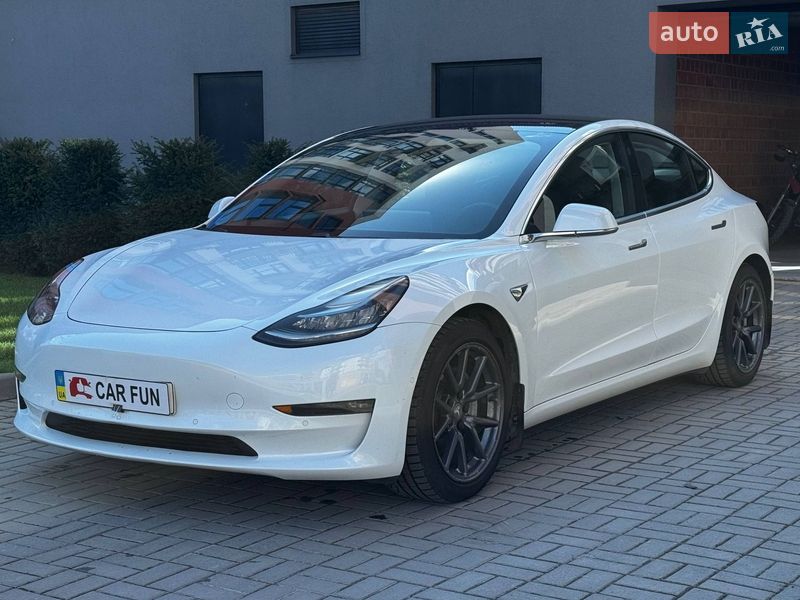 Седан Tesla Model 3 2018 в Львове