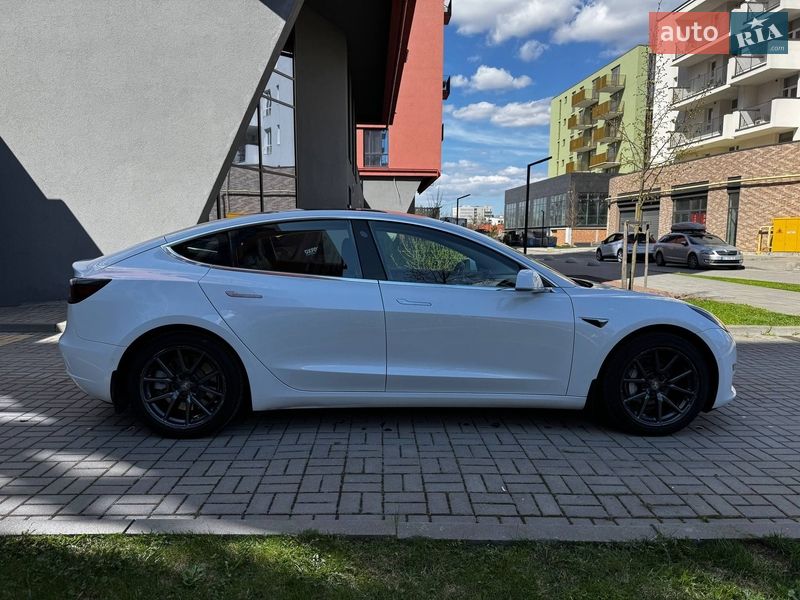 Седан Tesla Model 3 2018 в Львове