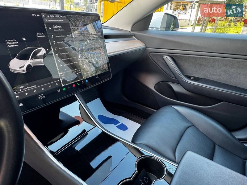 Седан Tesla Model 3 2018 в Львове