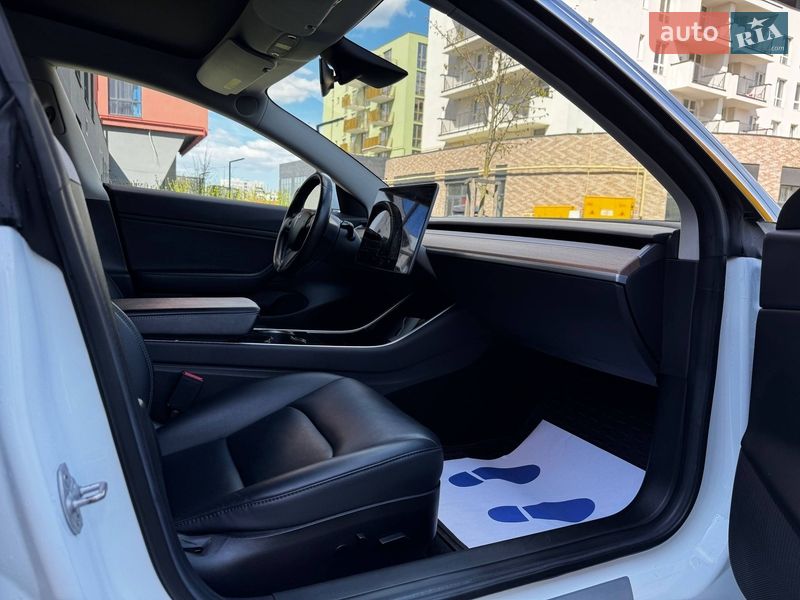 Седан Tesla Model 3 2018 в Львове