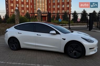 Седан Tesla Model 3 2022 в Бучі