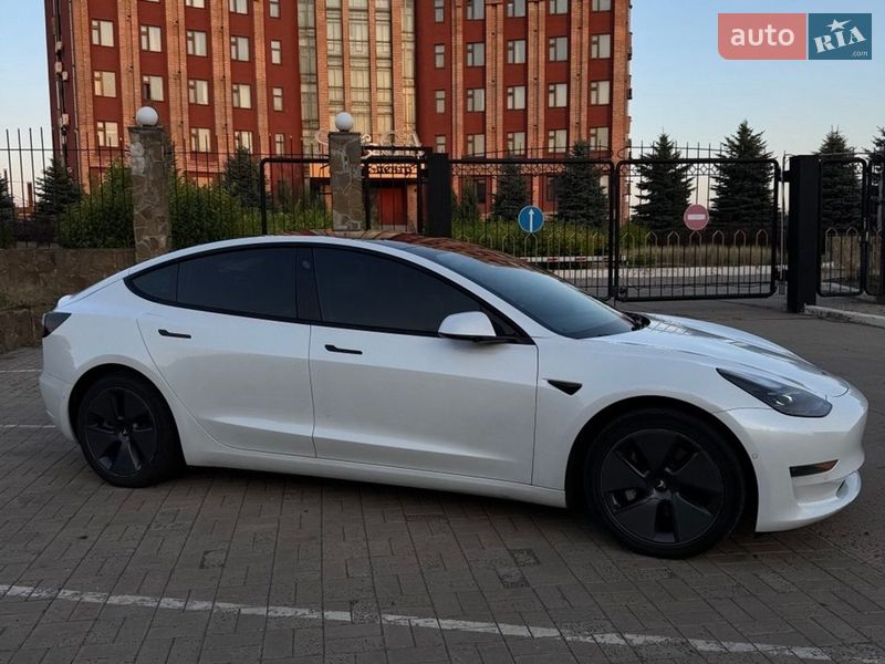 Седан Tesla Model 3 2022 в Бучі