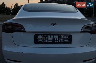 Седан Tesla Model 3 2022 в Бучі
