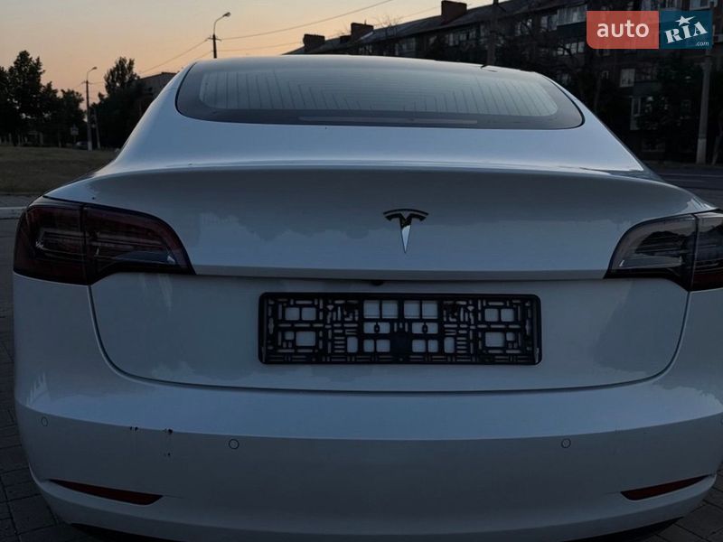 Седан Tesla Model 3 2022 в Бучі
