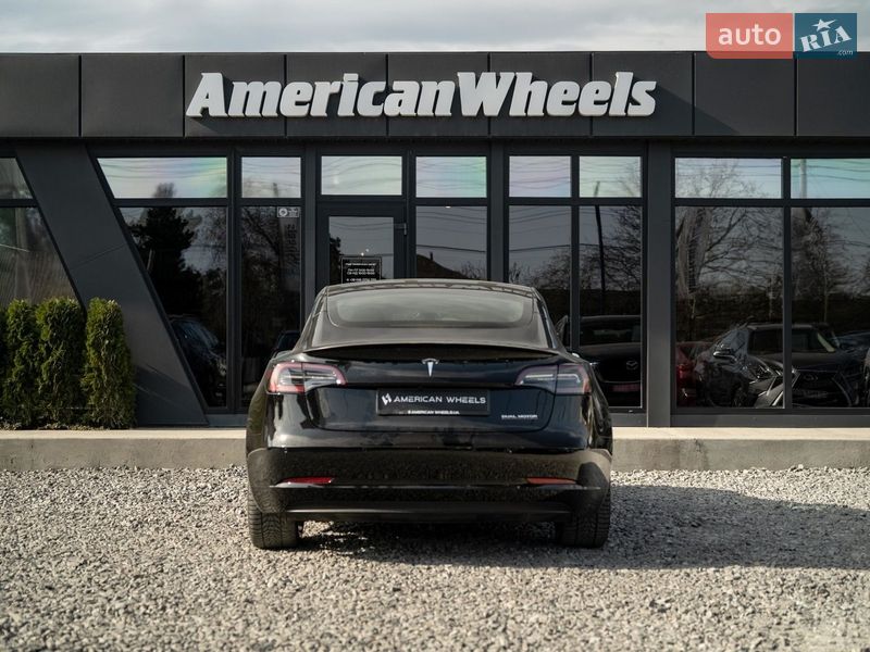 Седан Tesla Model 3 2021 в Черновцах