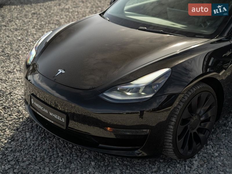 Седан Tesla Model 3 2021 в Черновцах
