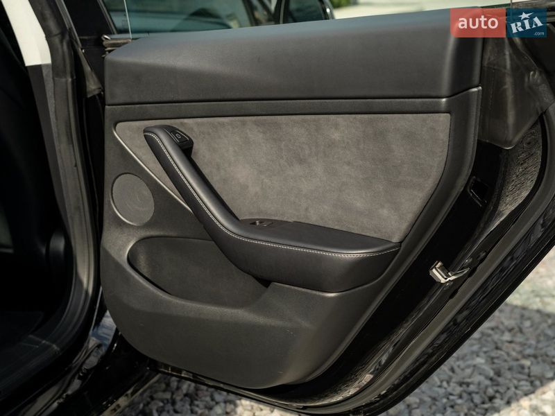 Седан Tesla Model 3 2021 в Черновцах