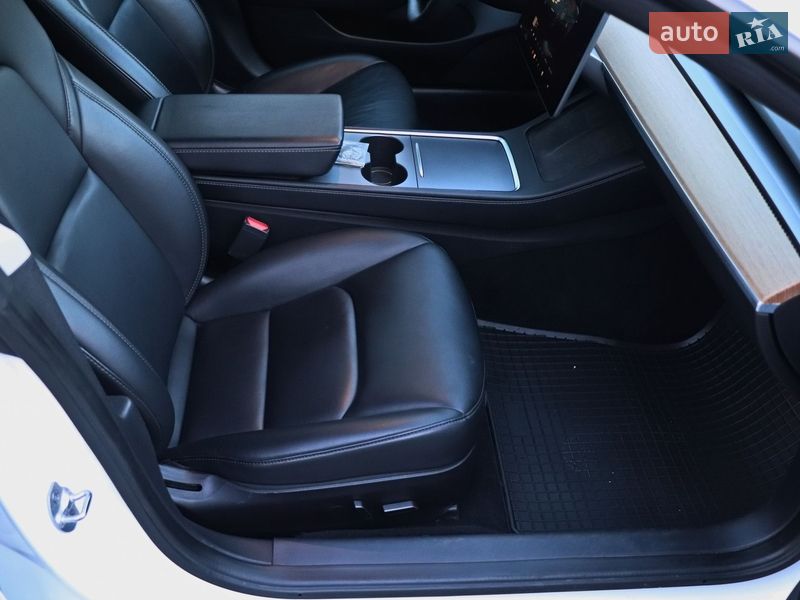 Седан Tesla Model 3 2022 в Кременчуге
