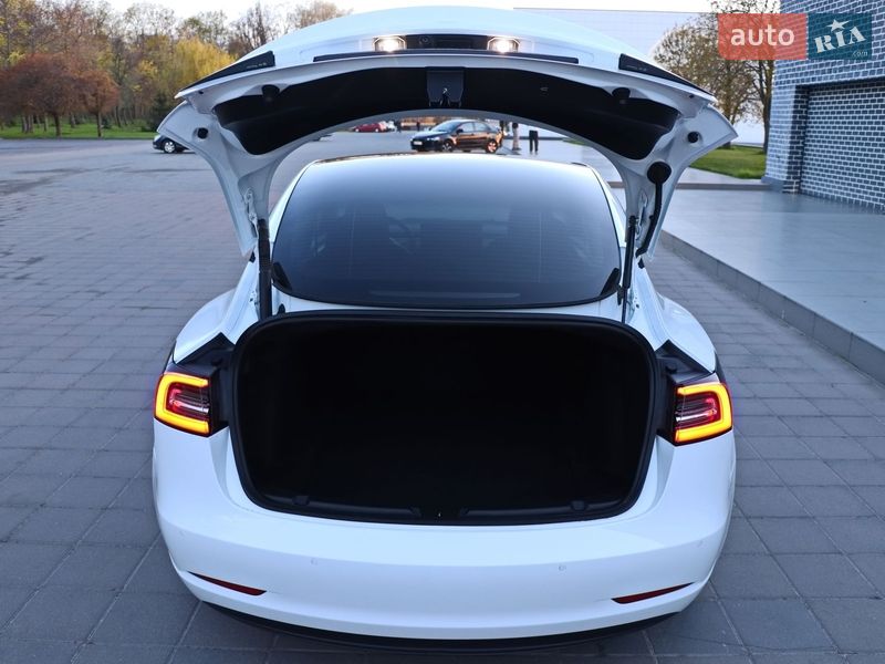 Седан Tesla Model 3 2022 в Кременчуге