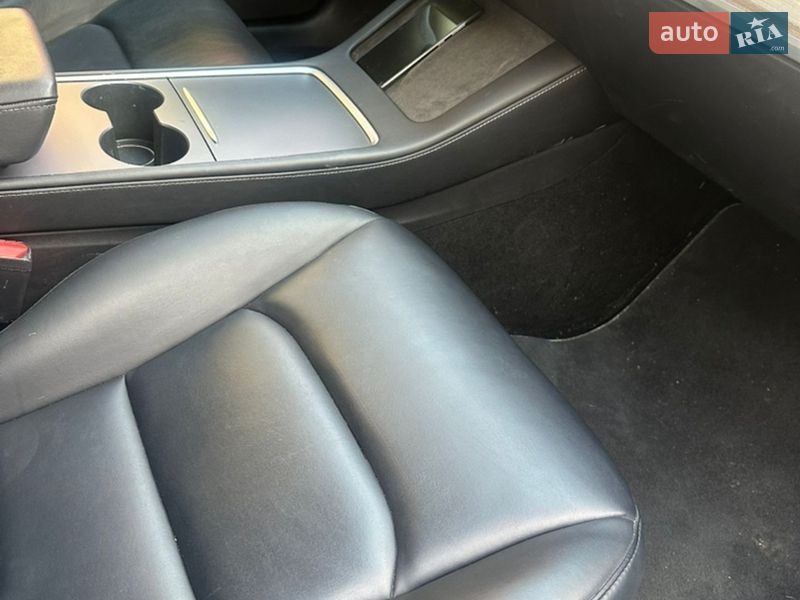 Седан Tesla Model 3 2020 в Броварах