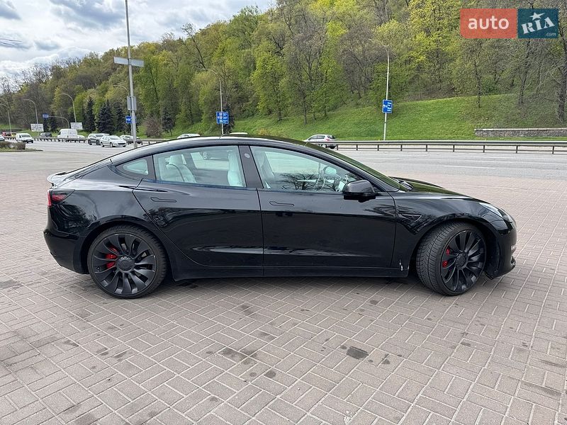 Седан Tesla Model 3 2022 в Киеве