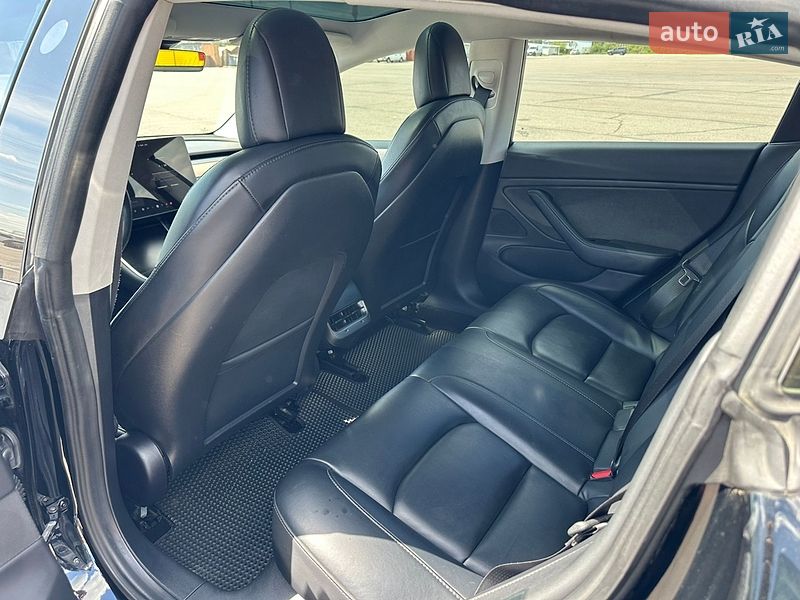 Седан Tesla Model 3 2018 в Ужгороде