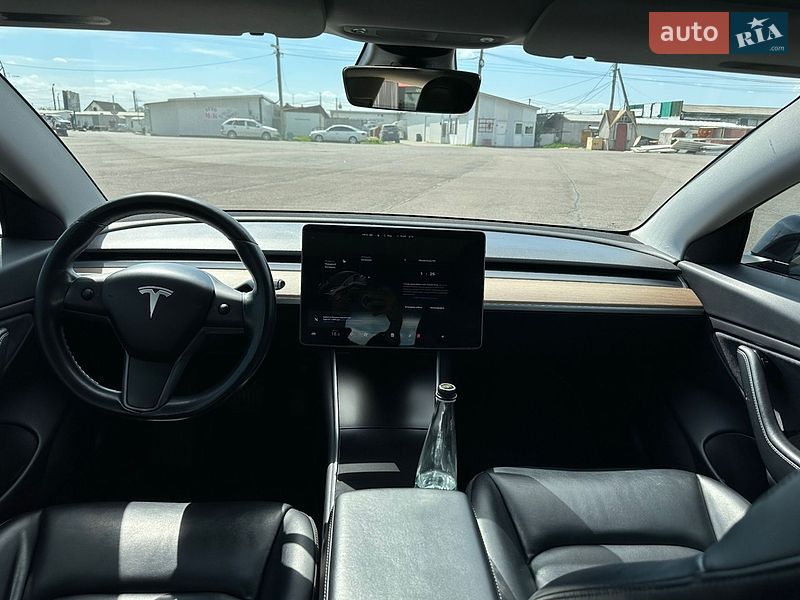 Седан Tesla Model 3 2018 в Ужгороде