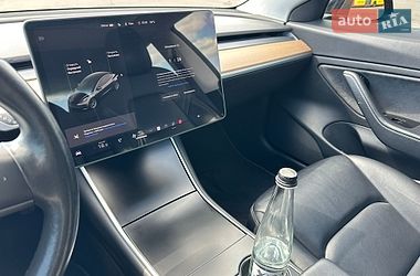 Седан Tesla Model 3 2018 в Ужгороді