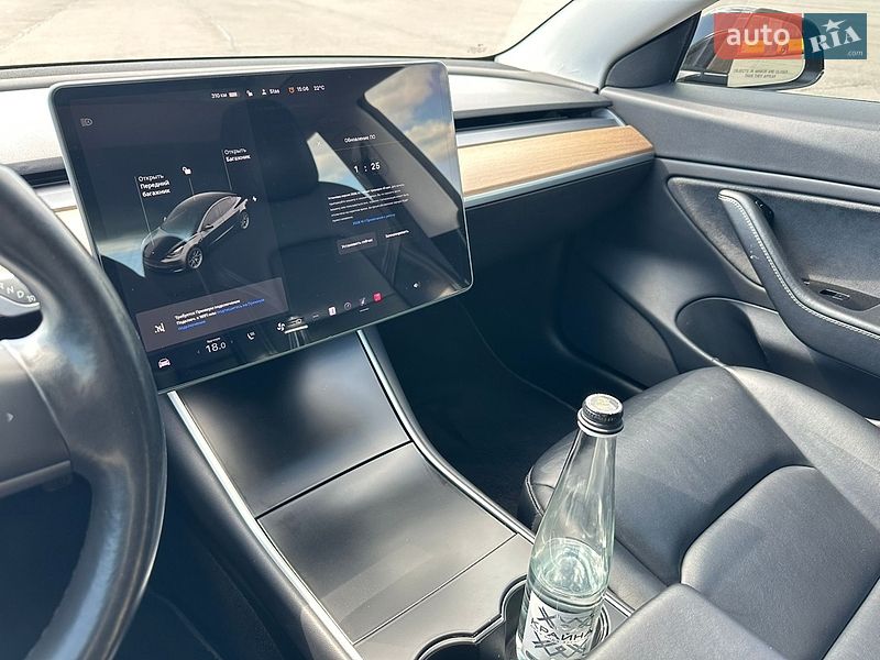 Седан Tesla Model 3 2018 в Ужгороді