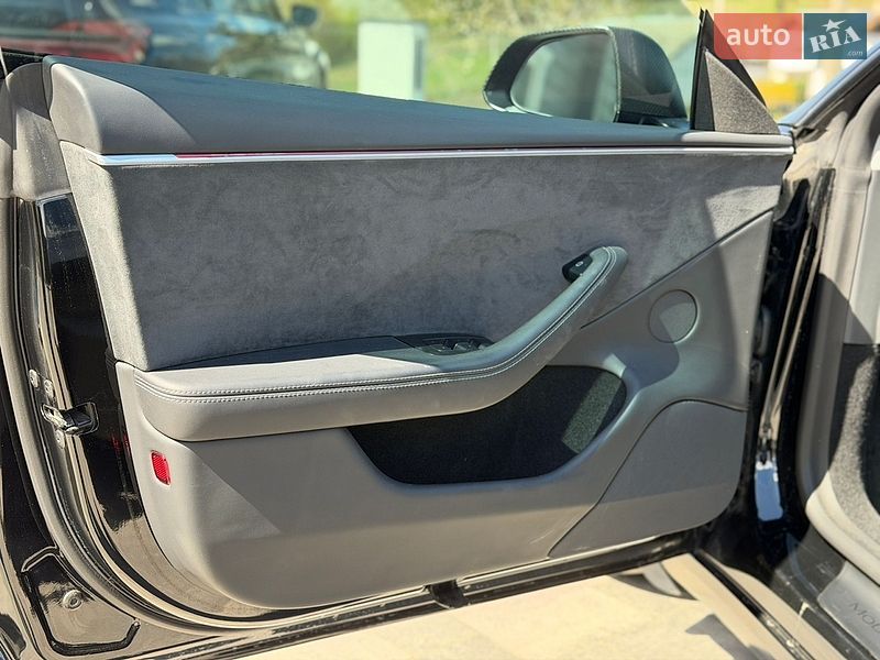 Седан Tesla Model 3 2024 в Тернополе