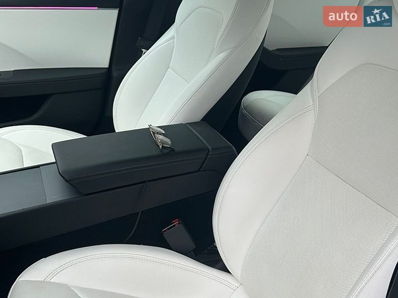 Седан Tesla Model 3 2024 в Львове