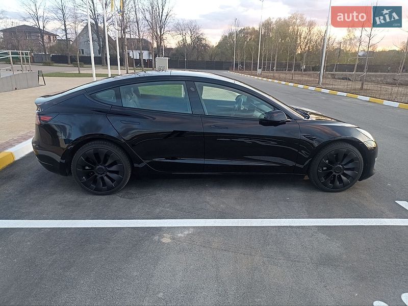 Седан Tesla Model 3 2022 в Буче