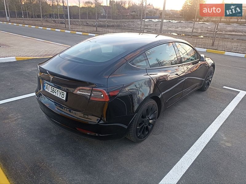 Седан Tesla Model 3 2022 в Буче
