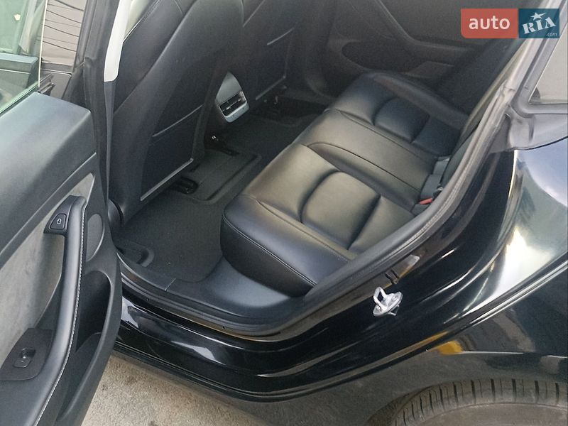 Седан Tesla Model 3 2022 в Буче