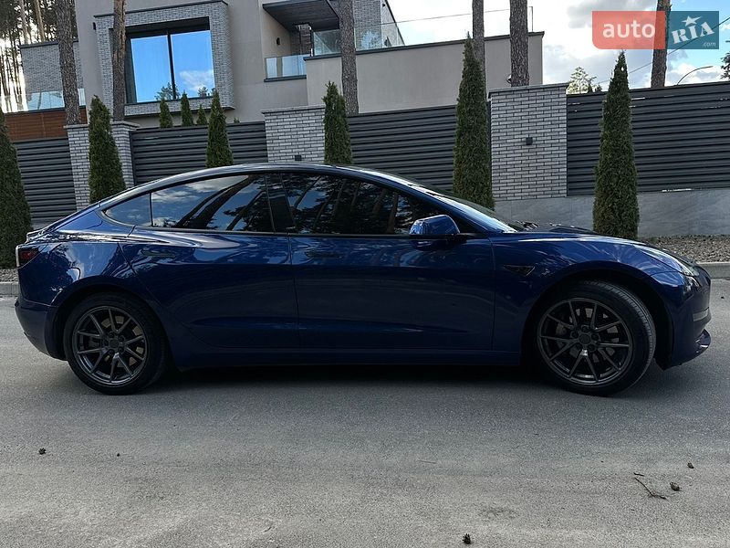 Седан Tesla Model 3 2021 в Киеве