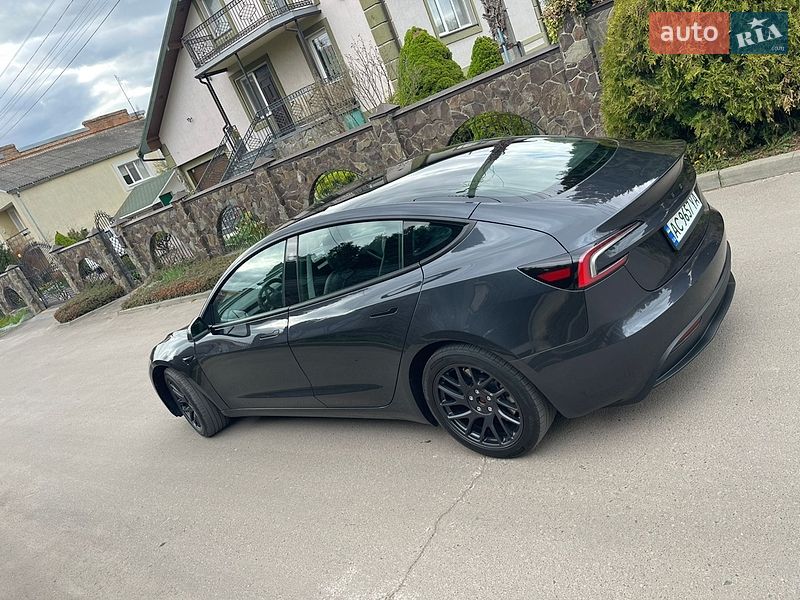 Седан Tesla Model 3 2024 в Нововолинську