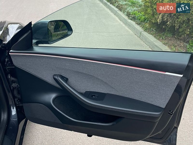 Седан Tesla Model 3 2024 в Нововолинську
