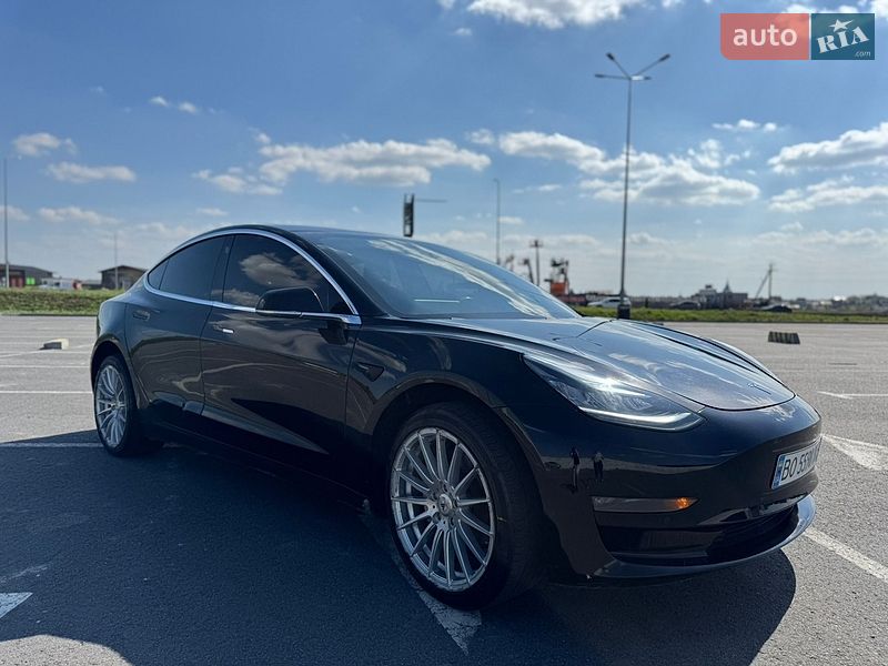 Седан Tesla Model 3 2018 в Львові