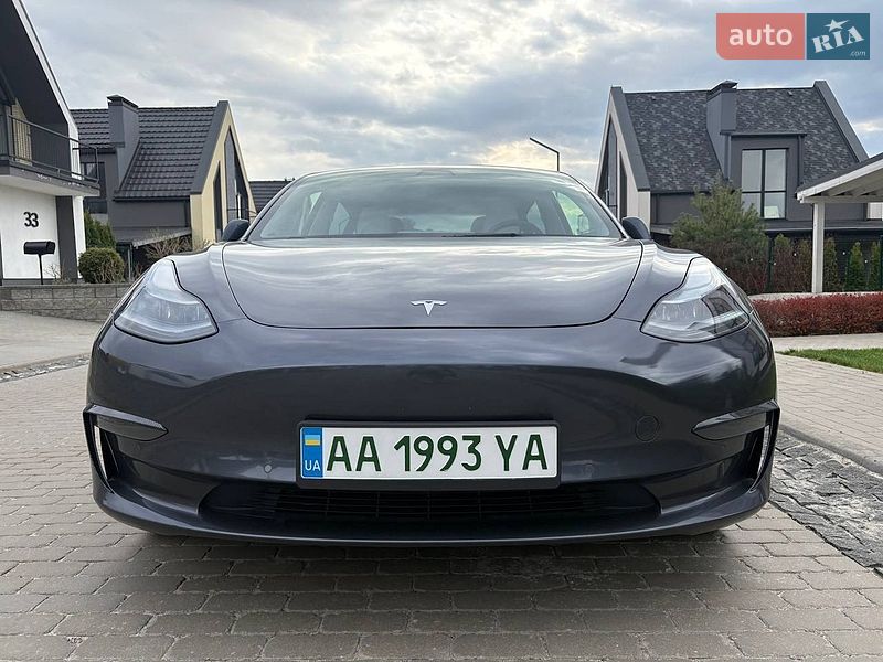 Седан Tesla Model 3 2021 в Киеве