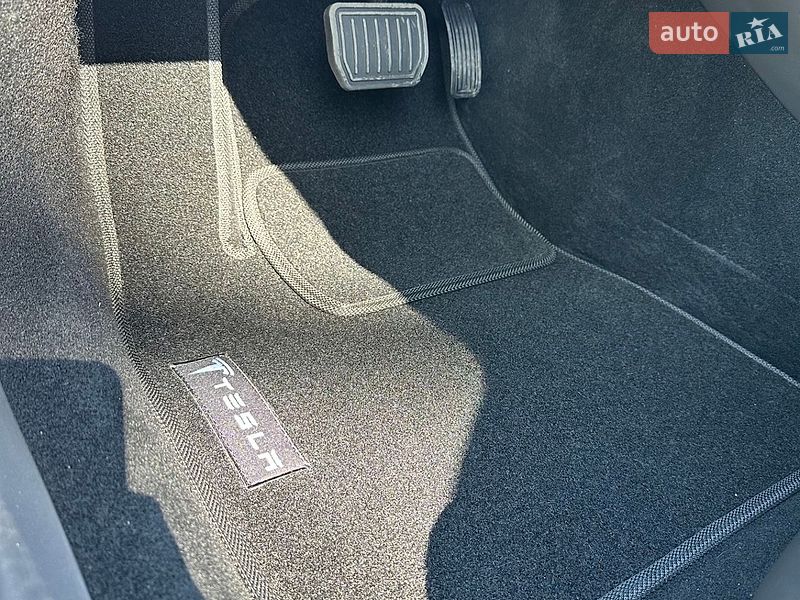 Седан Tesla Model 3 2025 в Киеве