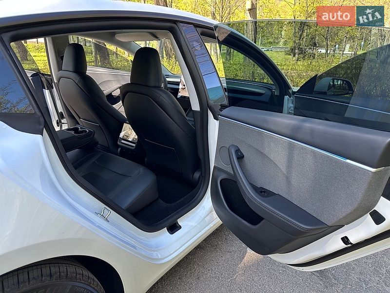 Седан Tesla Model 3 2025 в Киеве