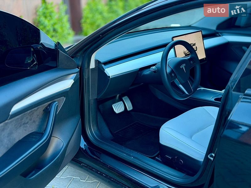 Седан Tesla Model 3 2022 в Черновцах
