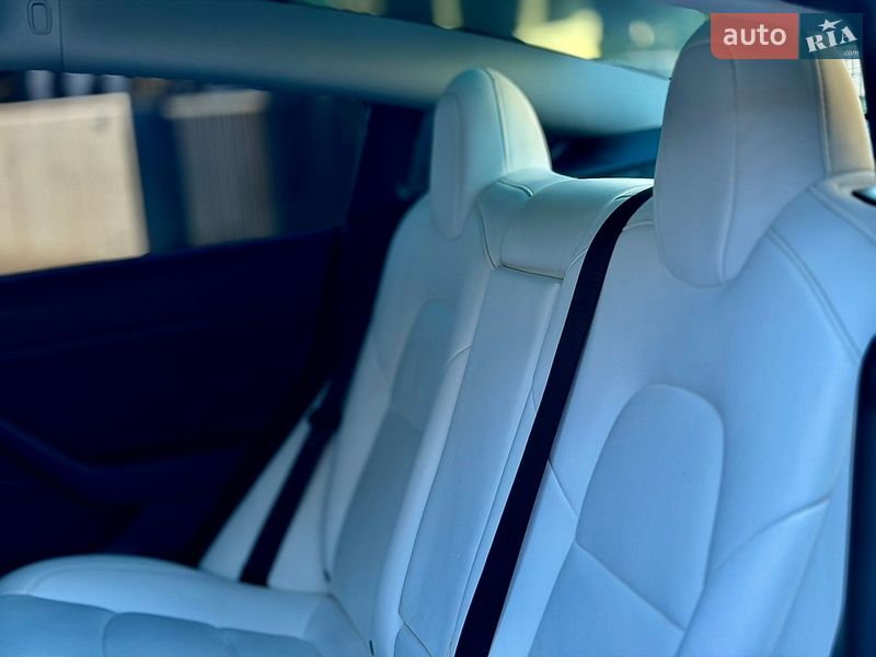 Седан Tesla Model 3 2022 в Черновцах
