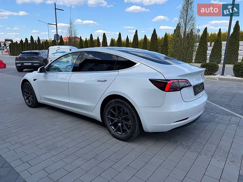 Седан Tesla Model 3 2020 в Львові