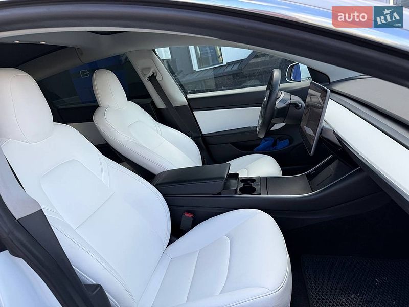 Седан Tesla Model 3 2020 в Львові
