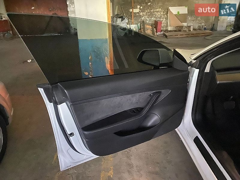 Седан Tesla Model 3 2021 в Луцке