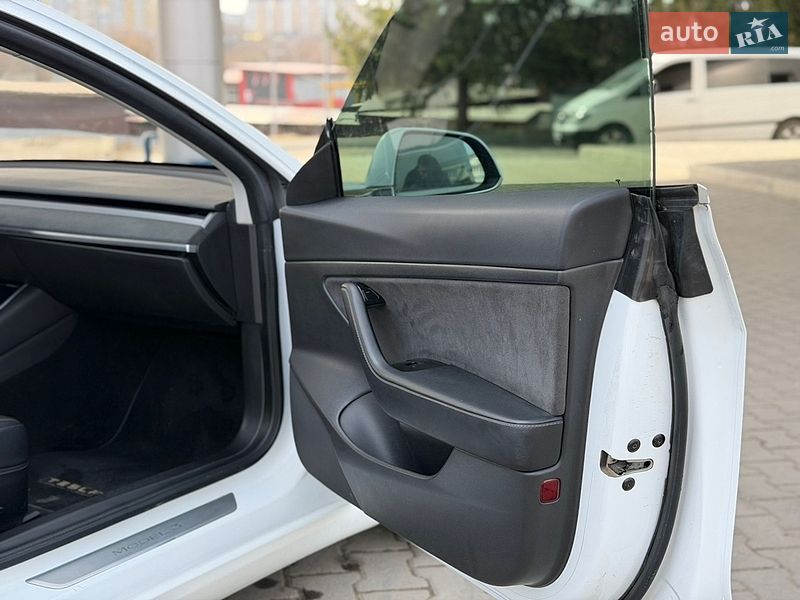 Седан Tesla Model 3 2019 в Киеве
