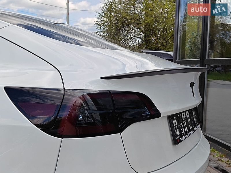 Седан Tesla Model 3 2023 в Львове