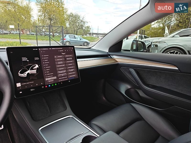Седан Tesla Model 3 2023 в Львове