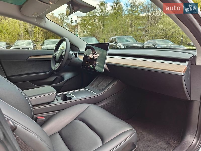 Седан Tesla Model 3 2023 в Львове