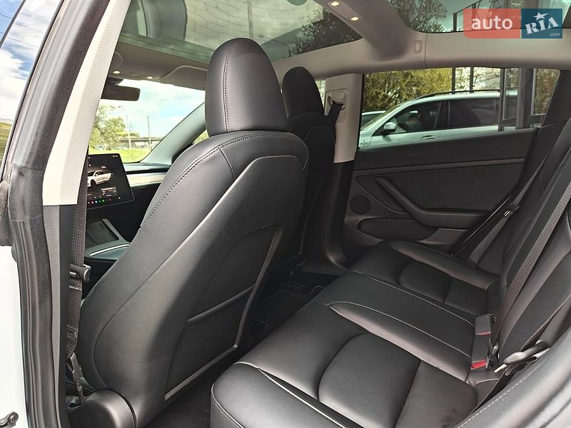 Седан Tesla Model 3 2023 в Львове