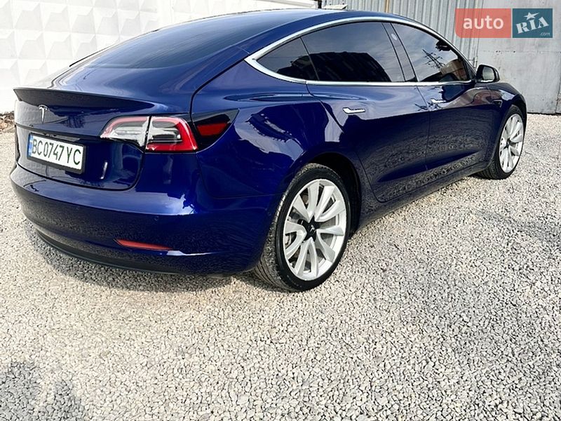 Седан Tesla Model 3 2018 в Львові