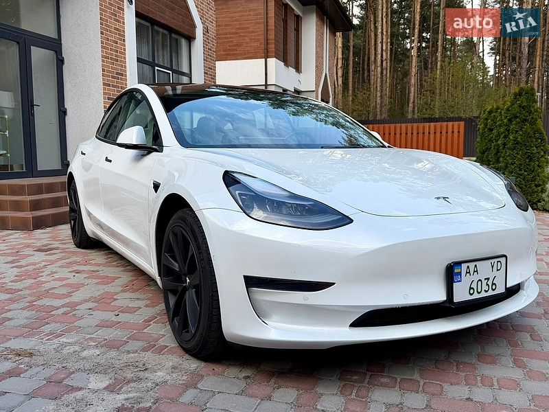 Седан Tesla Model 3 2021 в Киеве