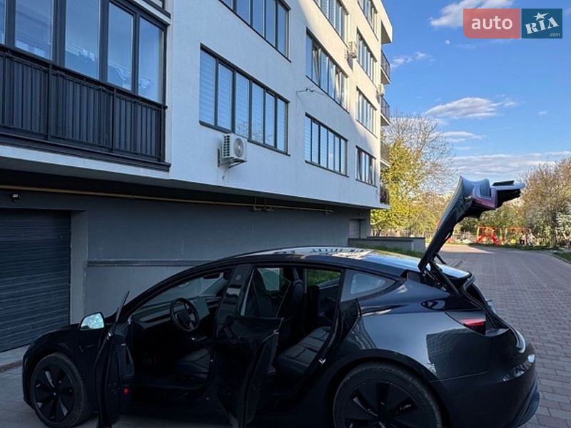 Седан Tesla Model 3 2024 в Львове